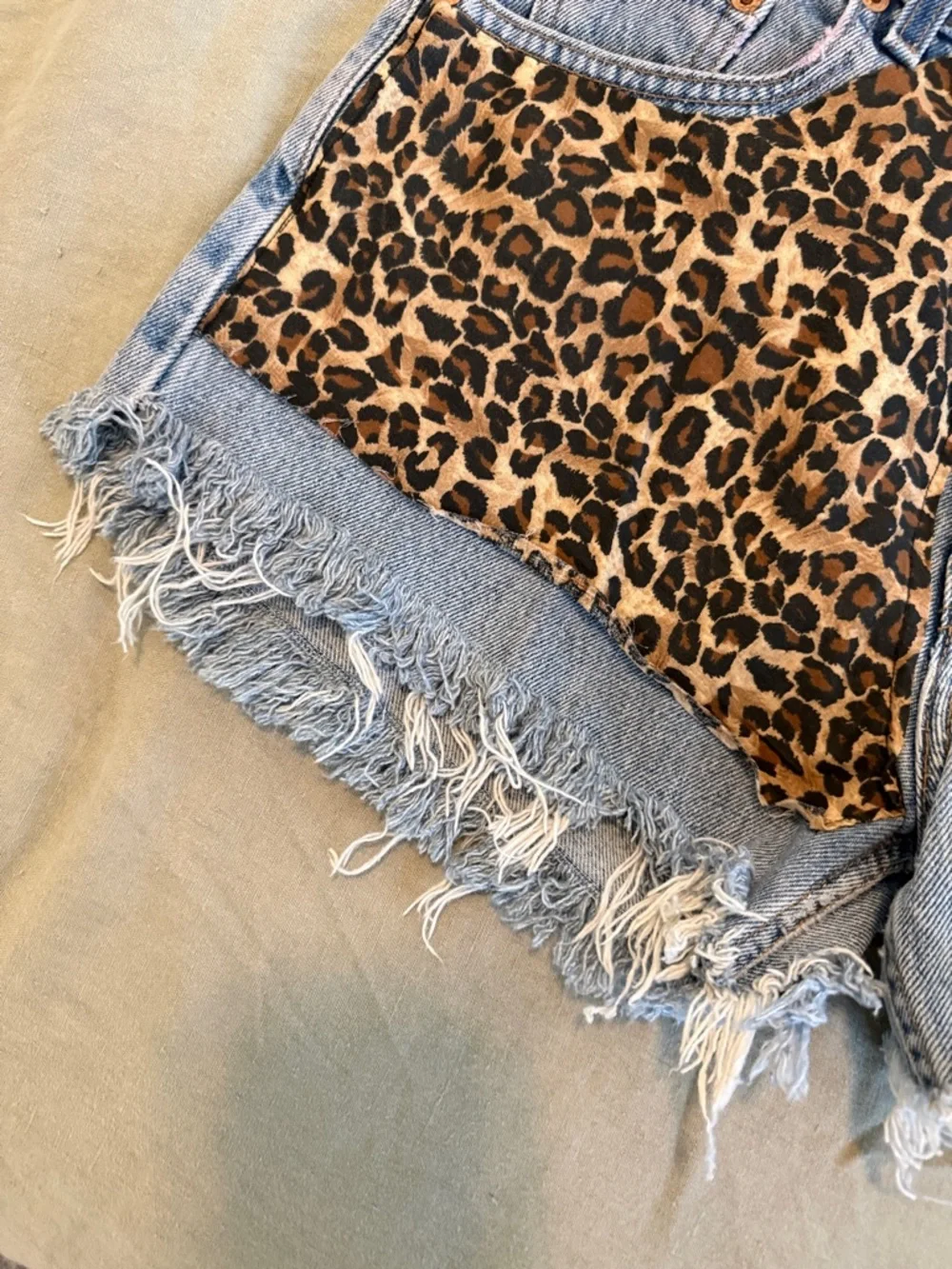 Levi’s 550 Custom Leopard Stud Shorts - Light Blue - Picture 4 of 7